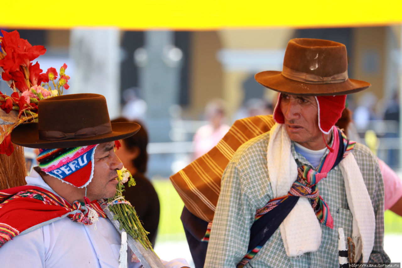 Люди возле кафедрального собора Лимы Лима, Перу