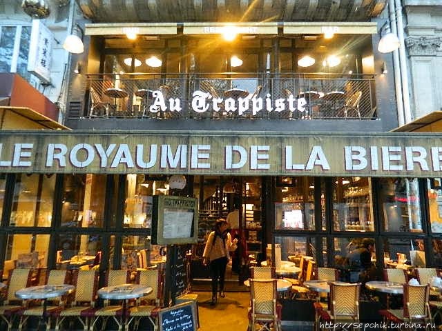 а это вход в пивной ресторанчик, видно его название Париж, Франция