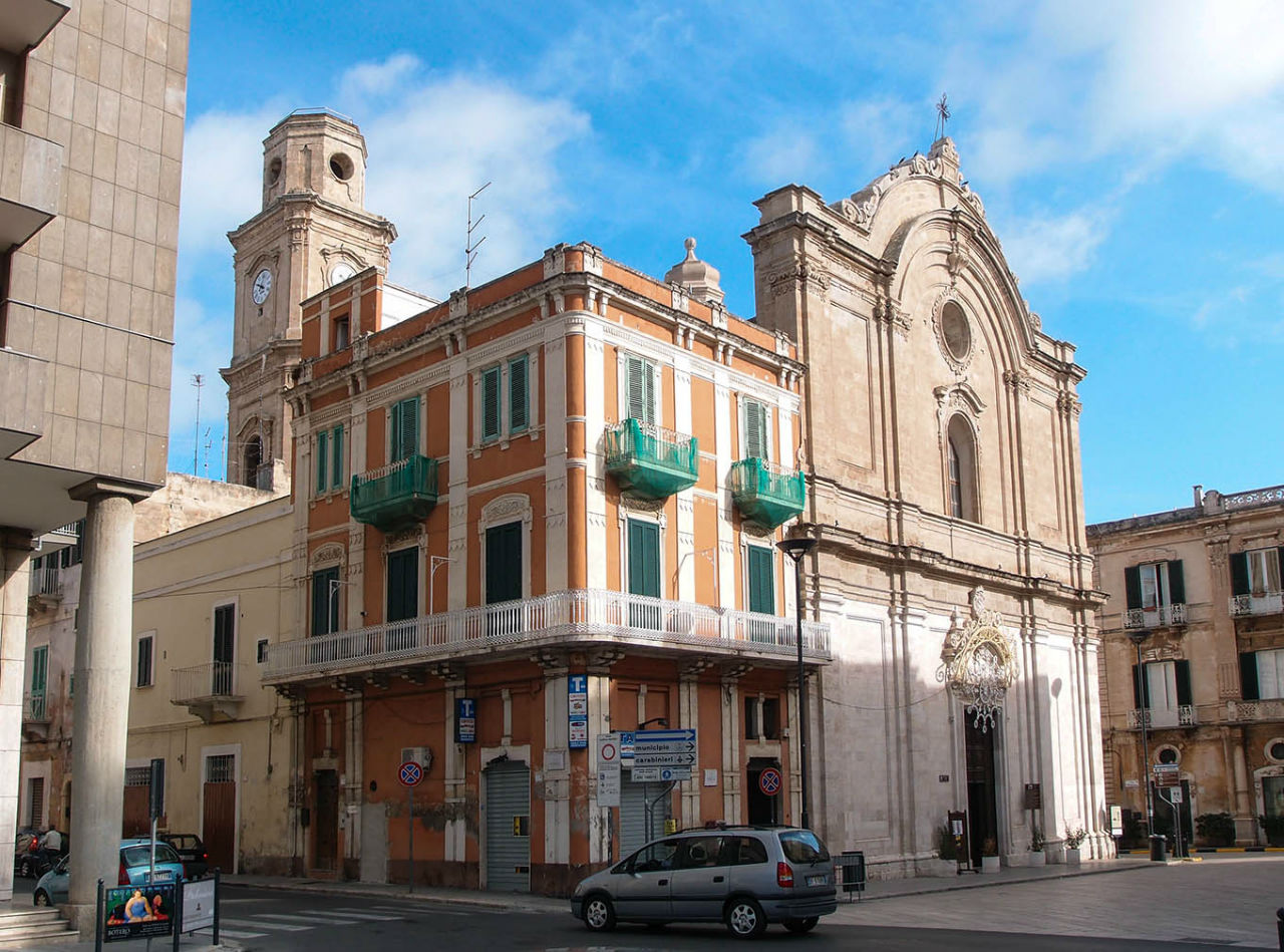 Современность и 100 церквей Монополи, Италия