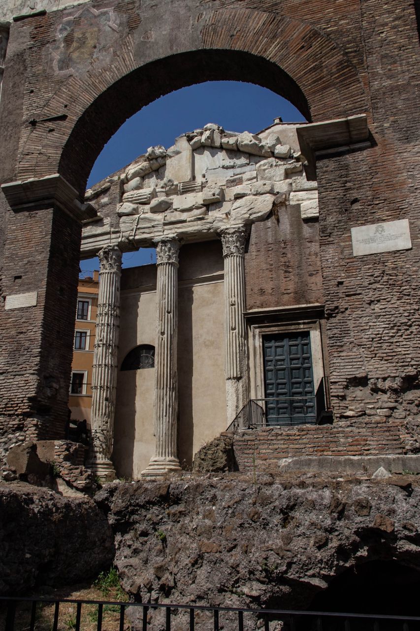 Театр Марцелла и развалины храма Аполлона Сосиана Рим, Италия