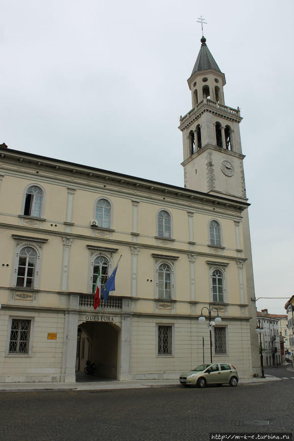 Площадь Кавур, обрамленная дворцами и собором Горициа, Италия