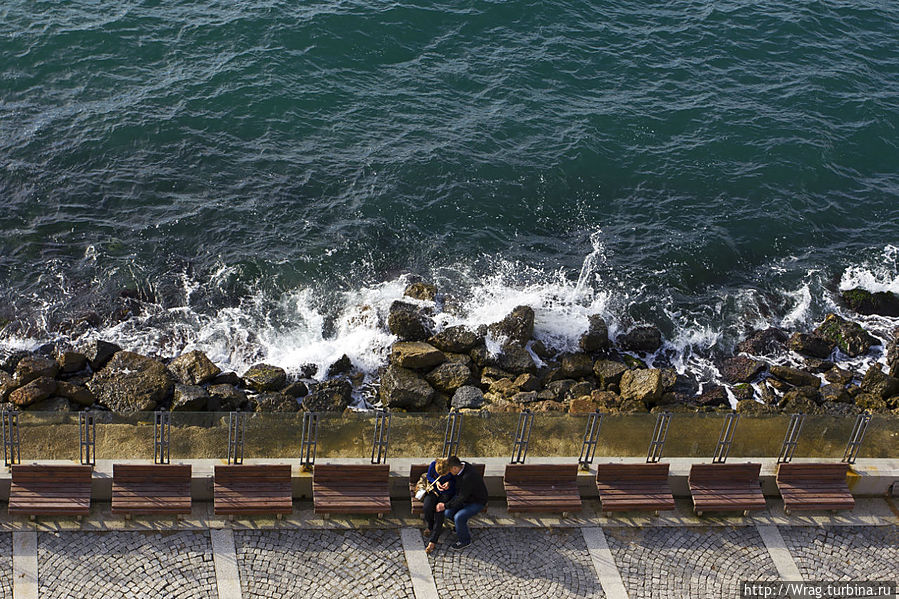 Внизу скамейки, влюблённые и волны разбивающиеся об камни) Романтика) Стамбул, Турция
