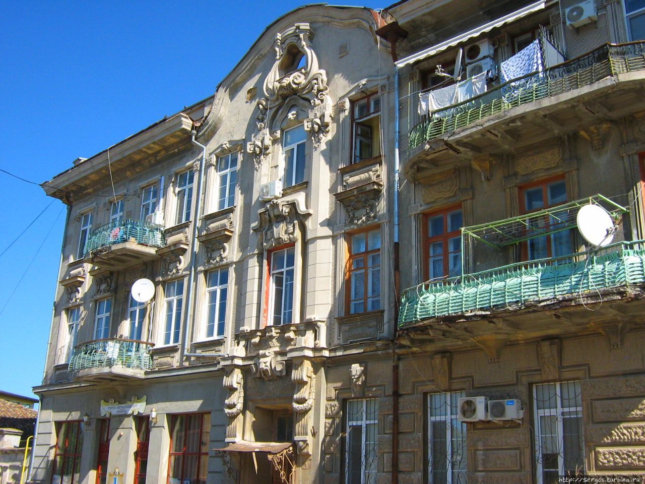 дом бывшего гор.головы С.Дувана с запущенными потомками балконами Республика Крым, Россия