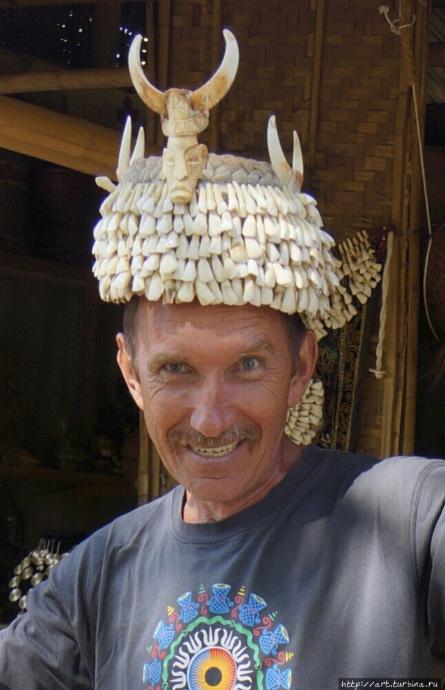 А в самом поселке можно приобрести довольно занимательные сувениры, вроде вот этой зубатой шапки. Озеро Инле, Мьянма