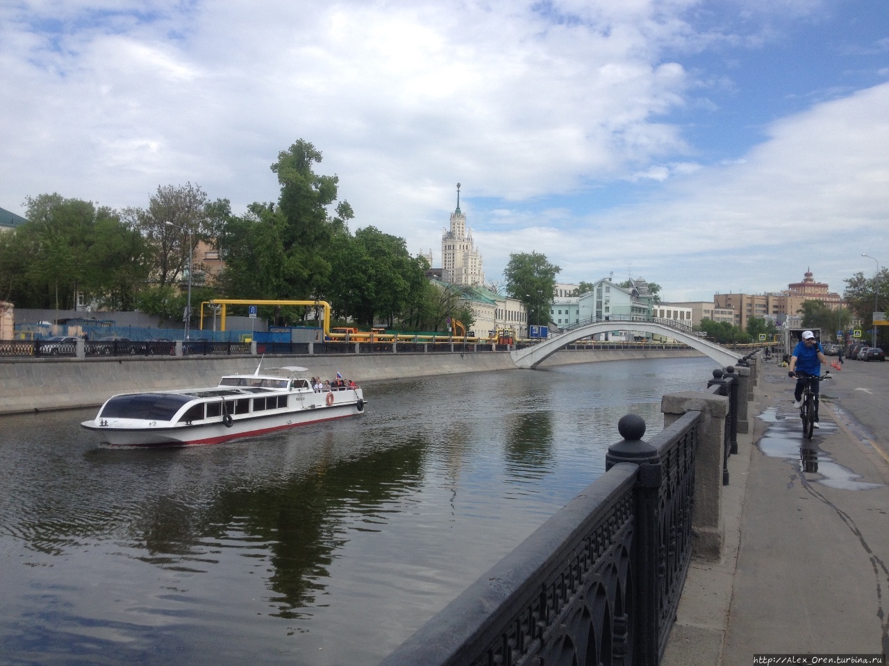 Теплоход с туристами на Водоотводном канале. Москва, Россия