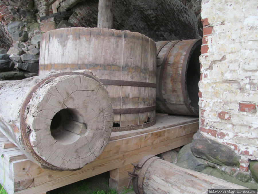 Деревянные трубы старинного водопровода. Мурманская область, Россия