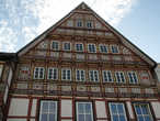 Дом на Am Markt 21 — самый красивый образец применения техники ленточного накладного орнамента. По надписи на балке датируется 1647 г.