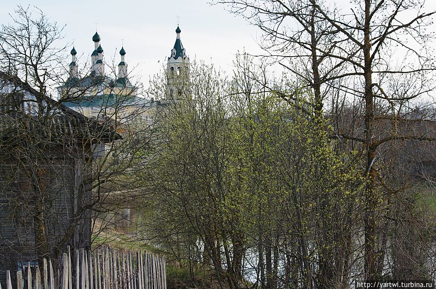 Вид на Рождественский собор с территории городища Усольская осада недалеко от моста Солигалич, Россия