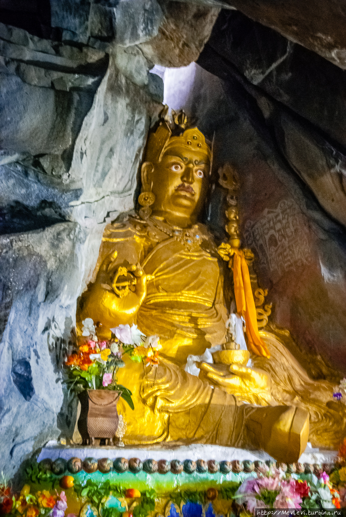 Химачал Прадеш,Ривалсар. пещера Падмасамбхавы Штат Химачал-Прадеш, Индия