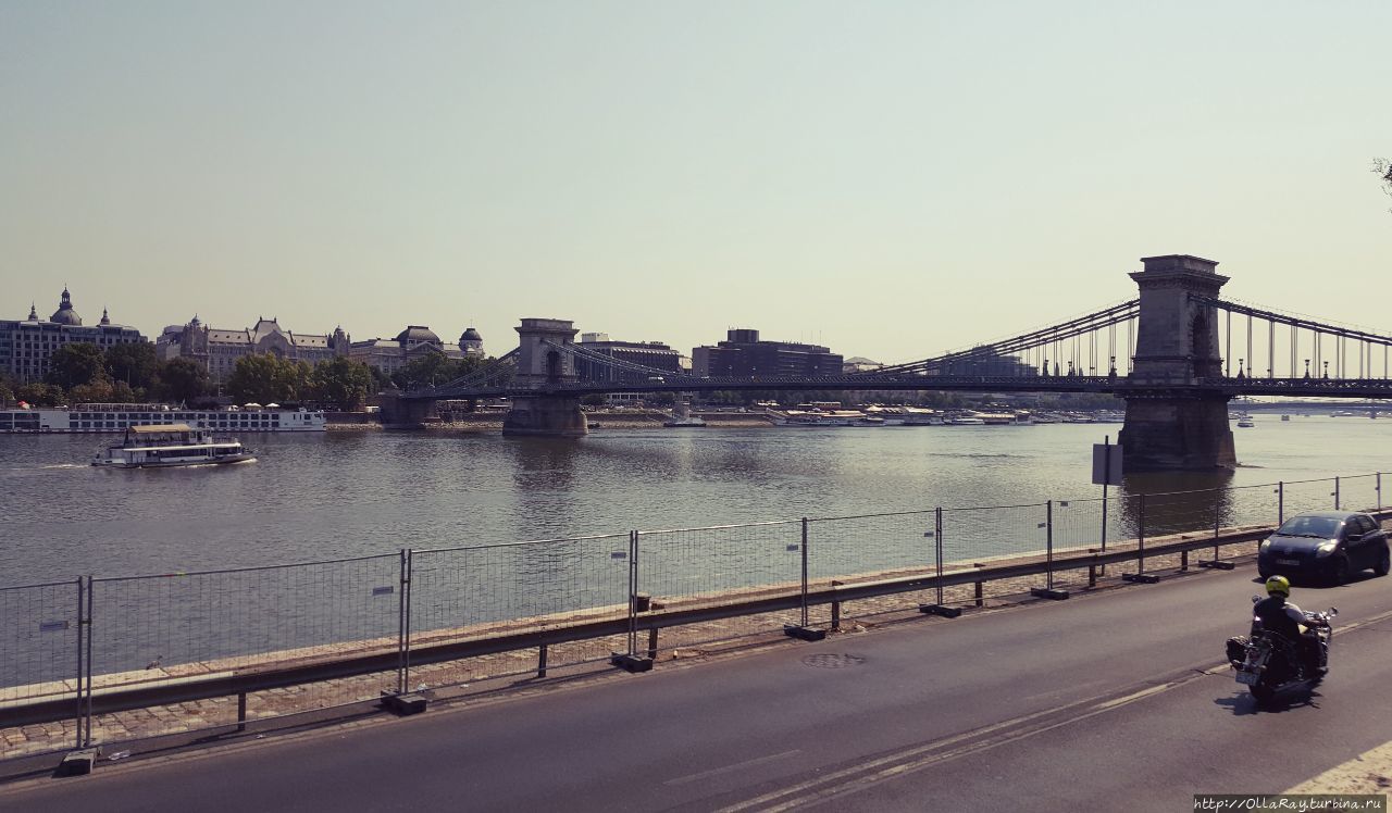 Набережная да и сама река утром почти пустынны — экскурсии ещё не начались, а автомобилисты разъехались по офисам. Но скоро проснутся туристы и те, кому куда-то надо на авто и город погрузится в пробки. Будапешт, Венгрия
