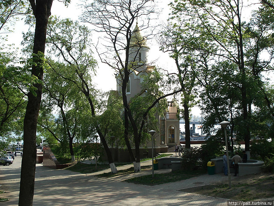 Сразу же за храмом Корабельная набережная Владивосток, Россия
