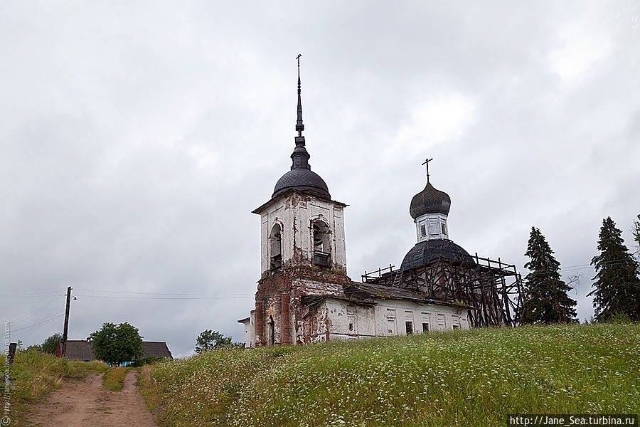 Церковь Петра и Павла на берегу Лекшмозера в Морщихинской