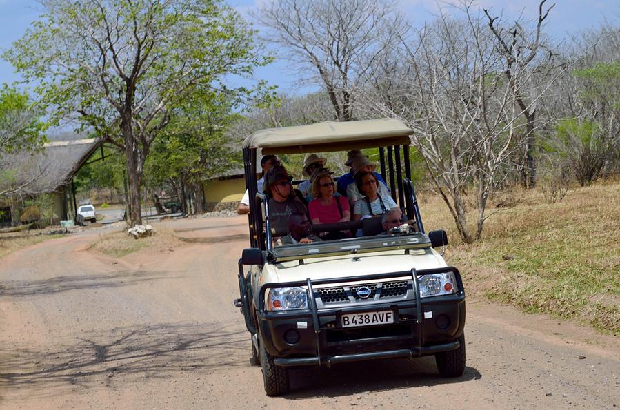 Специальный многоярусный джип для сафари Национальный парк Чобе, Ботсвана
