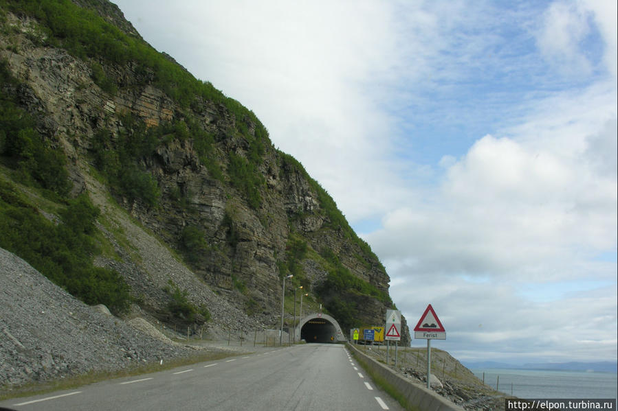 Редкая дорога обходится без тоннелей, мостов и паромных переправ. И уж каждая непременно петляет, огибая горы, фьорды, озера или поселки. Норвегия