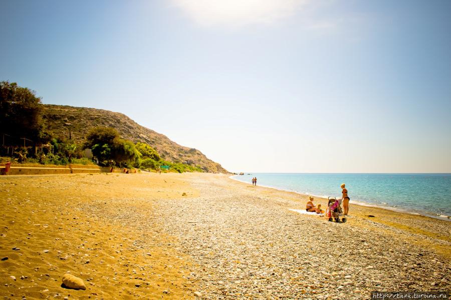 Пляж, достаточно протяженный, но оборудованная его часть сосредоточена в районе отеля Колумбия. Писсури, Кипр