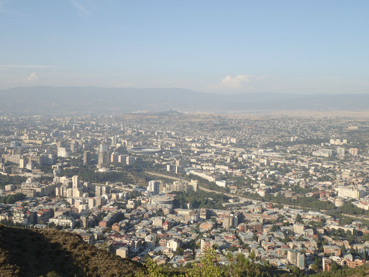 Тбилиси с высоты птичьего полёта. Гора Мтацминда и Пантеон Тбилиси, Грузия
