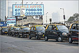 Вереницы желто-черных мумбайских такси...
*