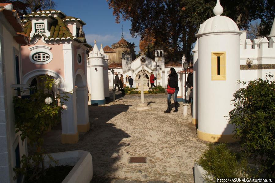 Португалия для малышей — Portugal dos Pequenitos , в котором в уменьшенном виде собраны главные достопримечательности и стили португальской архитектуры. Коимбра, Португалия