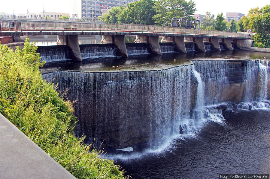 Водопады Ридо — так речка Ридо завершает свое бытие в водах реки Оттава... Канада