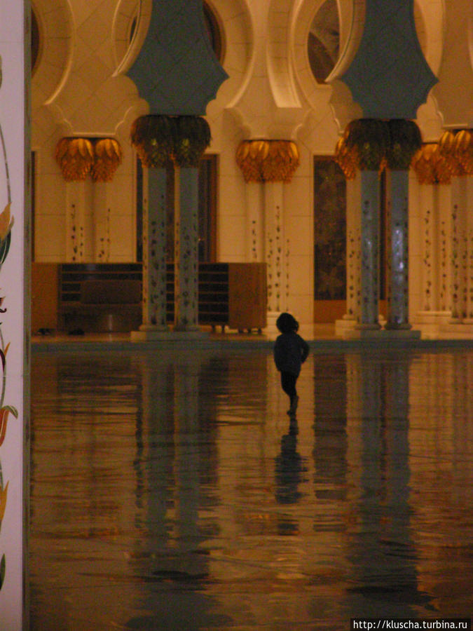 Ребенок бегущий по центру залы... Дубай, ОАЭ