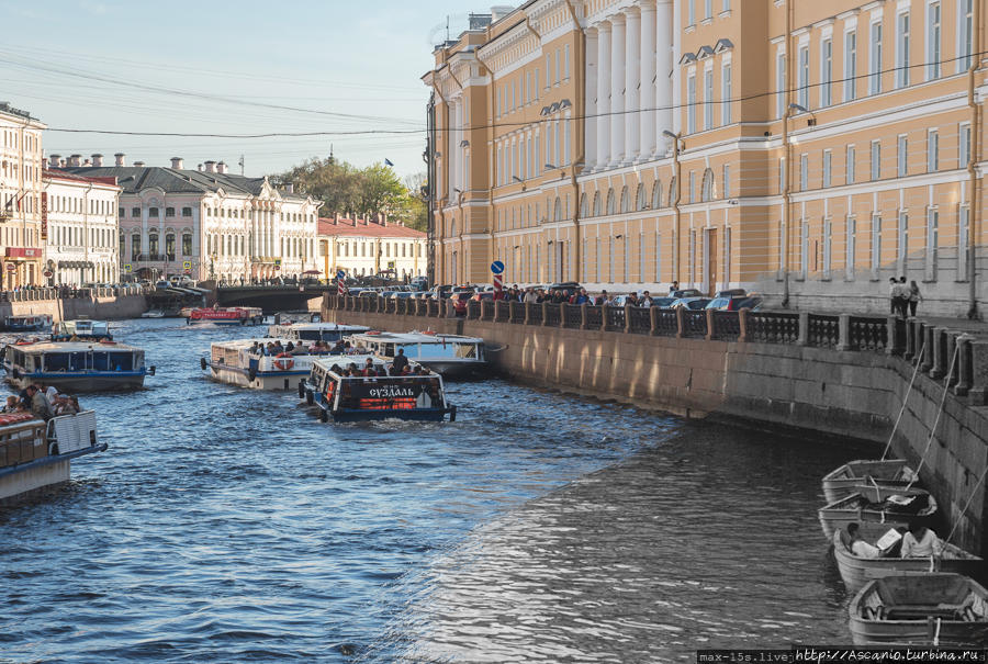 1982 год, река Мойка. Сейчас даже сложно представить, что когда-то по рекам Питера ходили вот такие деревянные лодки Санкт-Петербург, Россия