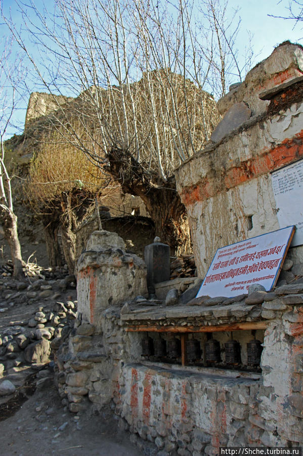 За воротами на холме увидали стены средневековой крепости Чусанг, Непал