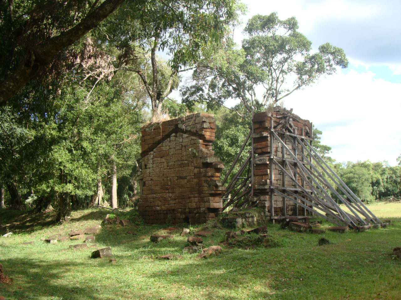 Руины миссии иезуитов в Санта-Анне / Misión Jesuítica Guaraní de Sta. Ana (ruins)