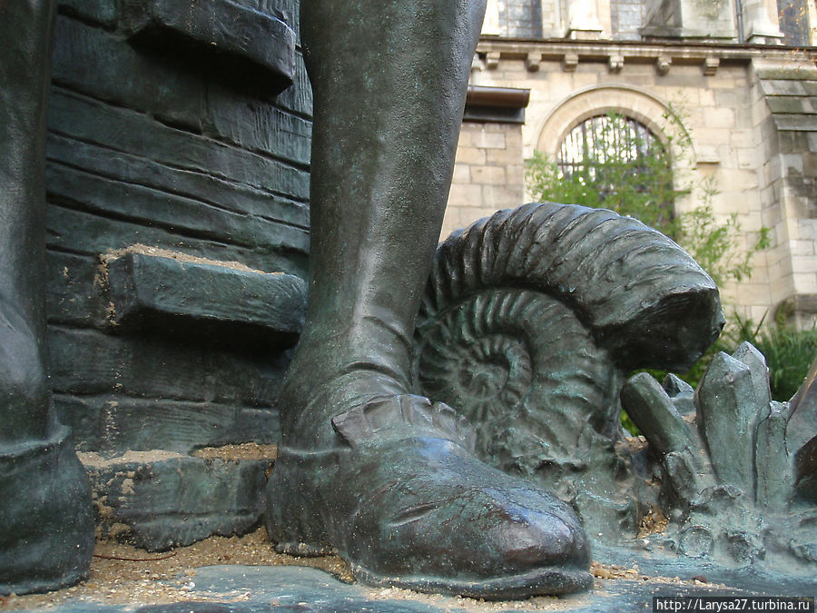 Памятник Бернару Палисси. Деталь с его любимой раковиной моллюска Париж, Франция