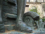 Памятник Бернару Палисси. Деталь с его любимой раковиной моллюска