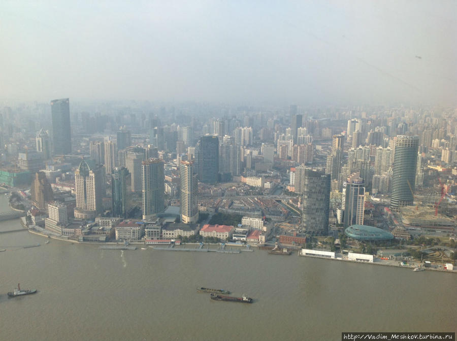 Вид на Шанхай с вершины телевизионной башни Восточная Жемчужина Шанхай, Китай