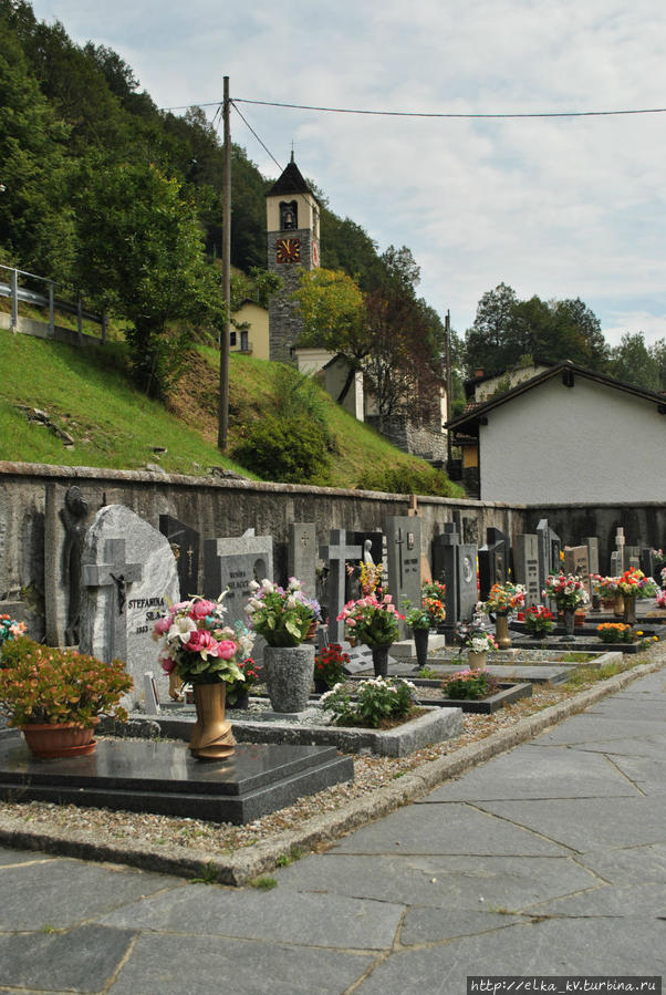 Уютное кладбище в Камедо Локарно, Швейцария
