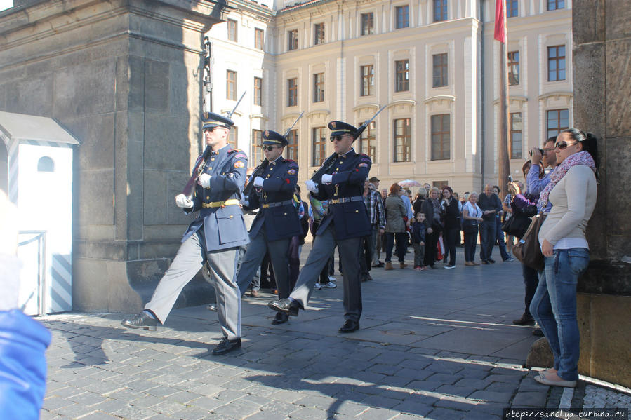 обыденная ежечасная смена почетного караула перед Президентским дворцом на Градчанах Прага, Чехия