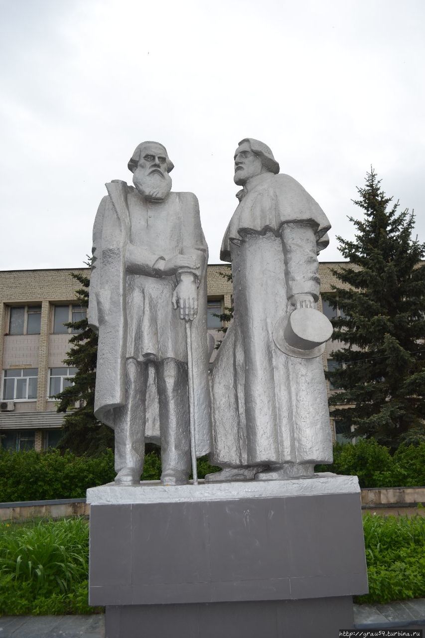 Памятник Льву Толстому и Ивану Тургеневу Чернь, Россия