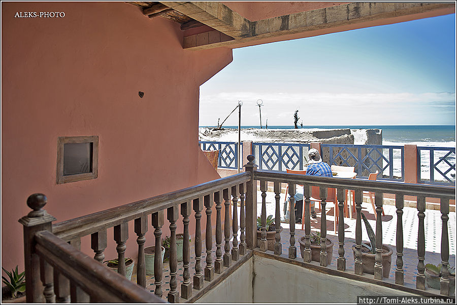 А это — несколько кадров — о геометрии отеля, где мы остановились...
*