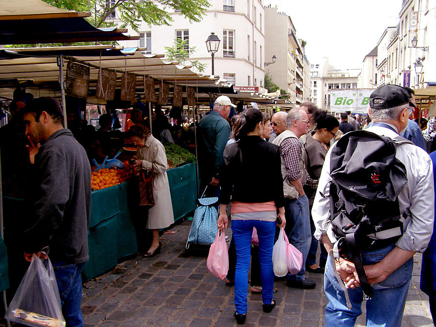Уличные прилавки похожи на своих собратьев с любого рынка мира....и суета вокруг них. Париж, Франция