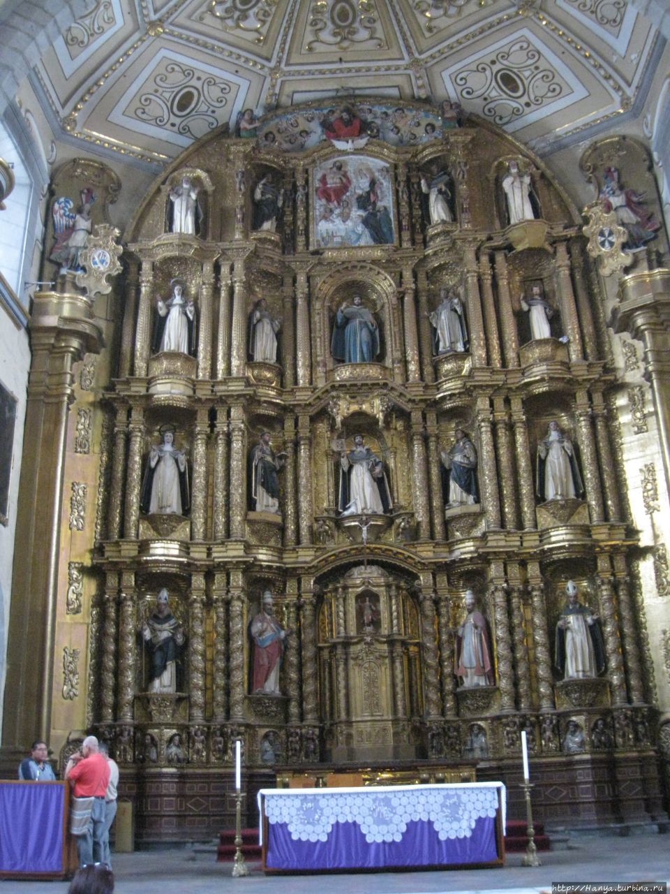 Внутри церкви Санта-Доминго Пуэбла, Мексика