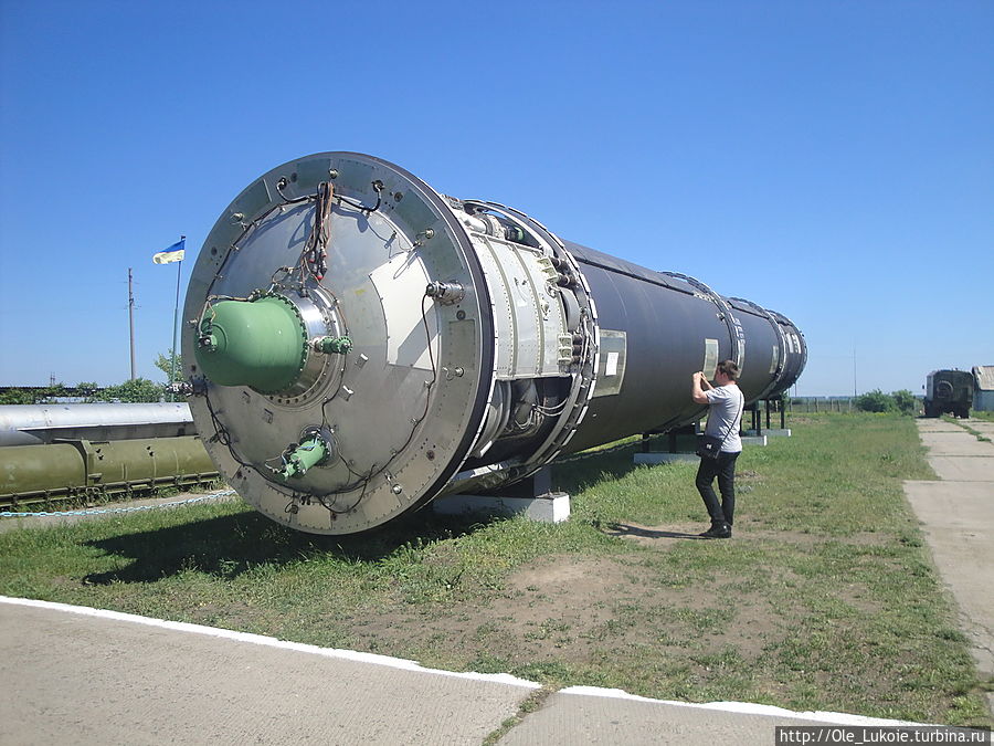 Особый интерес у посетителей музея вызывает образец ракеты РС-20В «Воевода» (по классификации NATO — SS-18 «Satan»). Её характеристики: макс. стартовый вес — 211,4 тонны, длина — 34,3 м, диаметр — 3,0 м, максимальная дальность стрельбы — 15000 км Первомайск, Украина