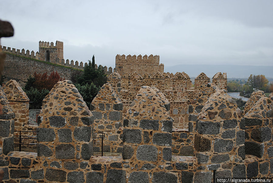 Некоторые из городских ворот имеют лестницы, за плату можно даже прогуляться по достоянию человечества и почувствовать себя солдатом на посту.