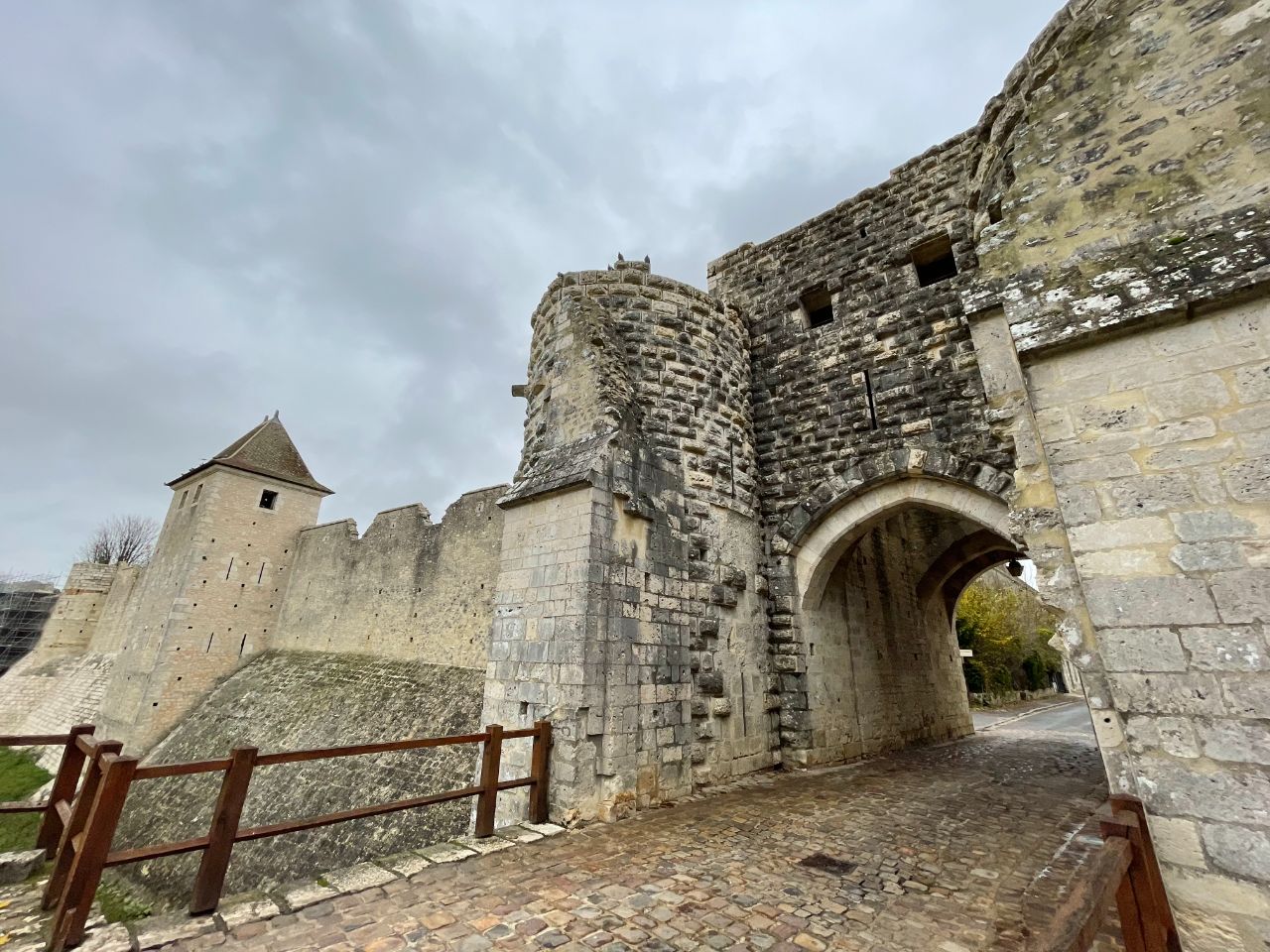 Ворота Сен-Жан и Крепостные валы Провена / Porte Saint-Jean, Les remparts de Provins