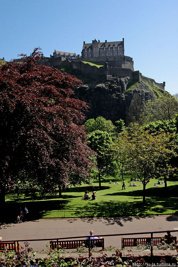 Вид на замок из парка Принсес-стрит Гарденс