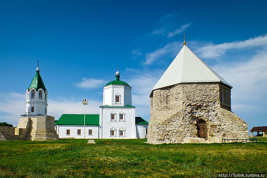 Успенская церковь и восточный мавзолей Болгар, Россия