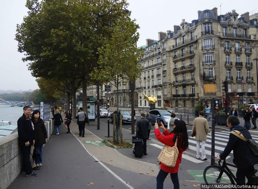 Фотобиеннале на набережной Бранли Париж, Франция
