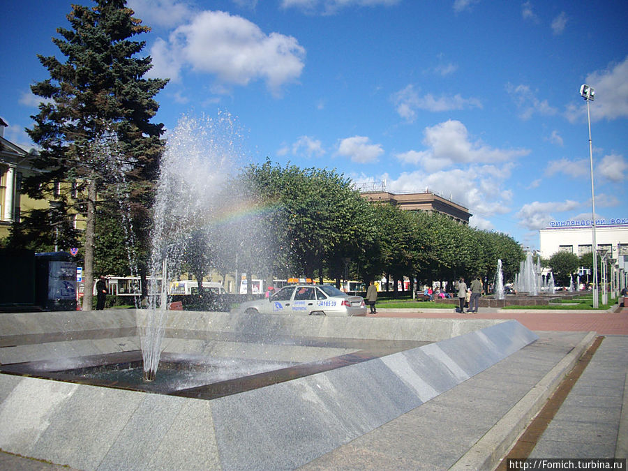 этот игривый фонтан может одарить радугой в солнечный день. Санкт-Петербург, Россия