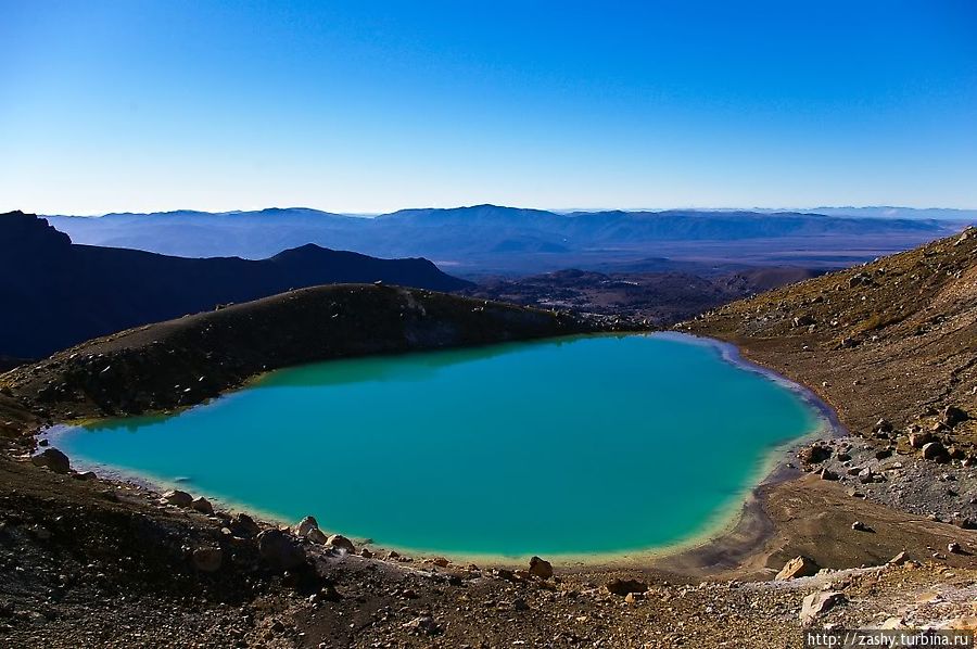 Изумрудные озера и фумаролы на склоне вулкана. Национальный парк Тонгариро, Новая Зеландия