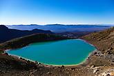 Изумрудные озера и фумаролы на склоне вулкана.