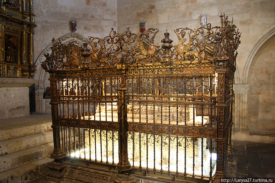 Алебастровое надгробие епископа Саламанки Диего де Анайя, выполнено в середине 15 в. неизвестным мастером. Прекрасную решётку поставили в 1514 г. ученики Анайи.