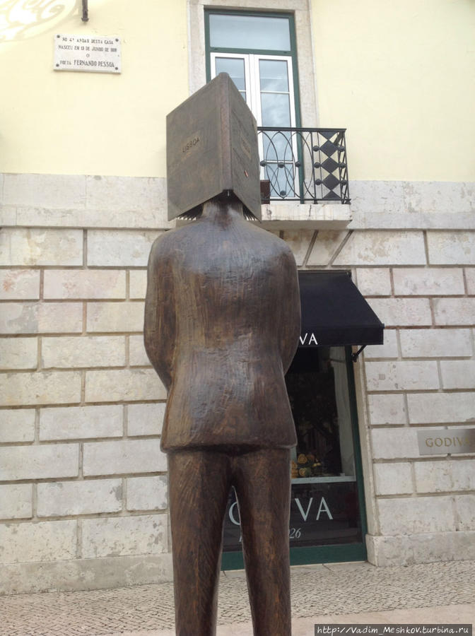 Скульптура в честь португальского поэта Фернанду Пессоа.
Скульптура установлена на Largo de São Carlos, район Chiado, рядом с домом, в котором 13 июня 1888 года поэт родился. Лиссабон, Португалия