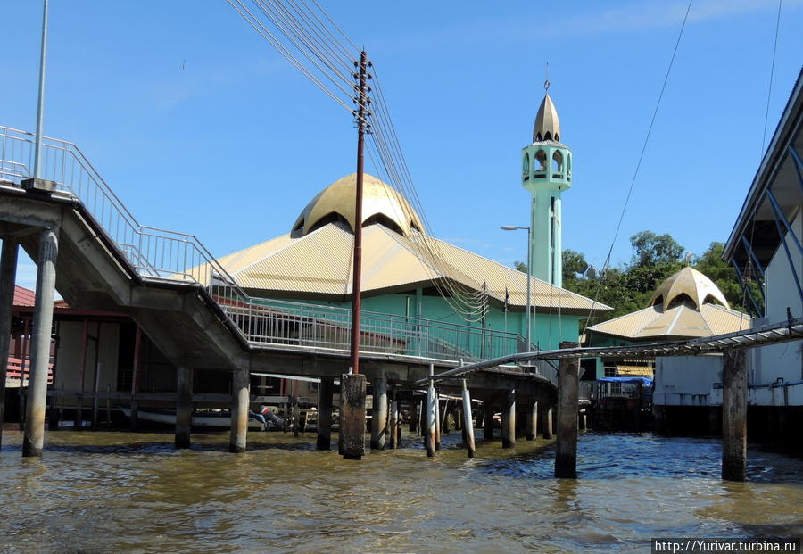 Мечеть в водной деревне Кампунг-Айер Бандар-Сери-Бегаван, Бруней
