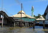 Мечеть в водной деревне Кампунг-Айер