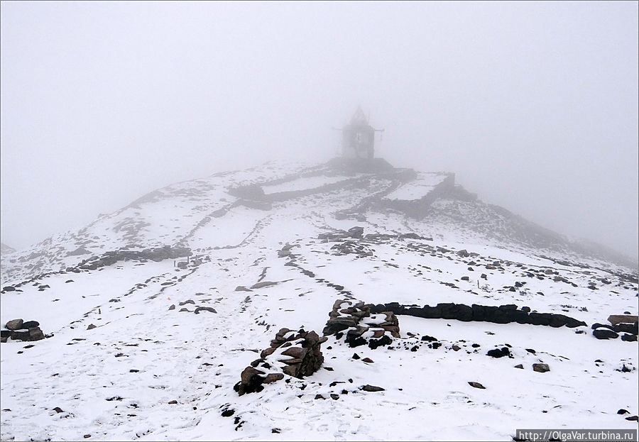 Обогнув холм, тропа пролегла недалеко от буддистской ступы-чортена, установленной на высоте 4200 м.  Впрочем, кажущаяся её близость обманчива, поэтому до ступы идти смысла нет